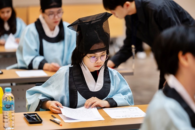 73736_78961_2716 International students learning Korean at a King Sejong Institute classroom